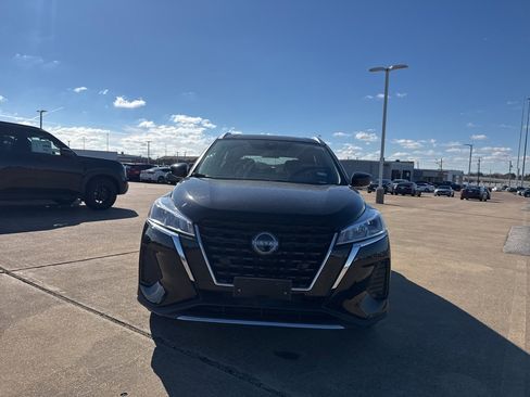 Used 2024 Nissan Kicks SV image 3