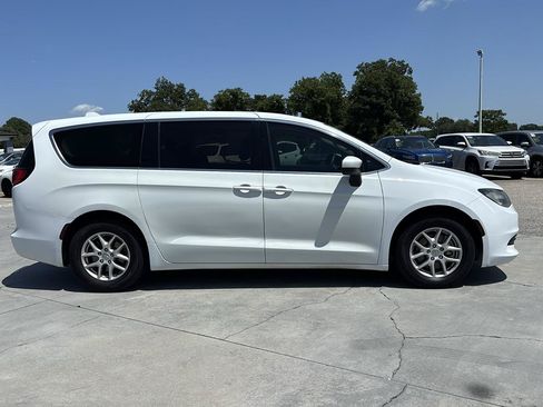 Used 2017 Chrysler Pacifica LX FWD image 3