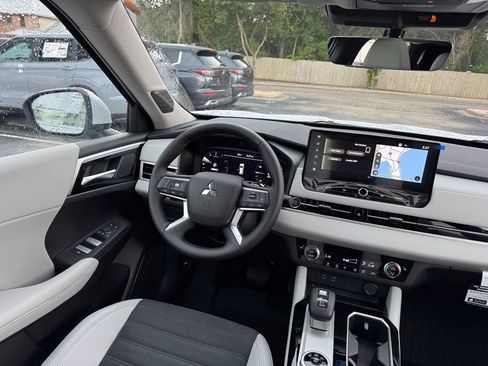 New 2025 Mitsubishi Outlander SE image 24