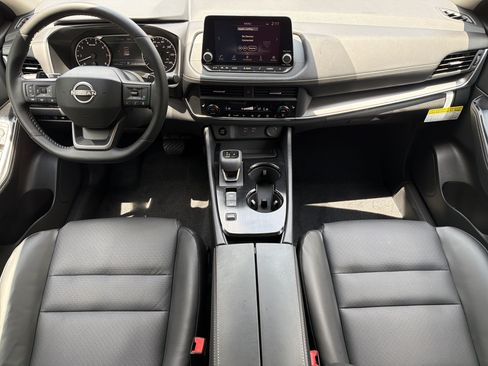 Used 2025 Nissan Rogue SV w/ SV Premium Package FWD image 3