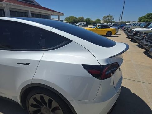 Used 2023 Tesla Model Y Performance image 10