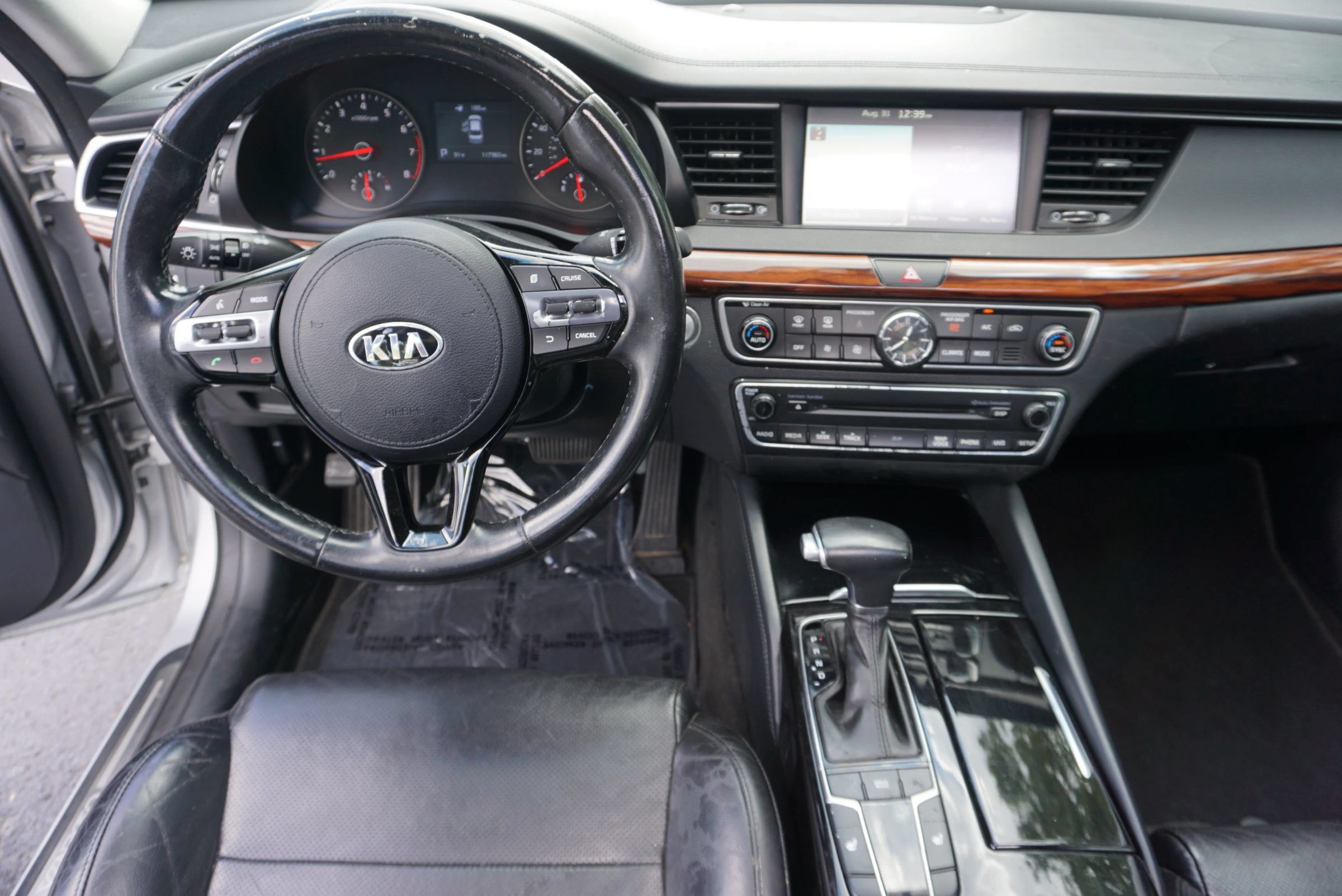 Used 2017 Kia Cadenza Premium w/ Luxury Package FWD image 21