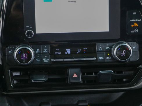 Used 2023 Toyota Highlander XLE AWD/4WD image 21