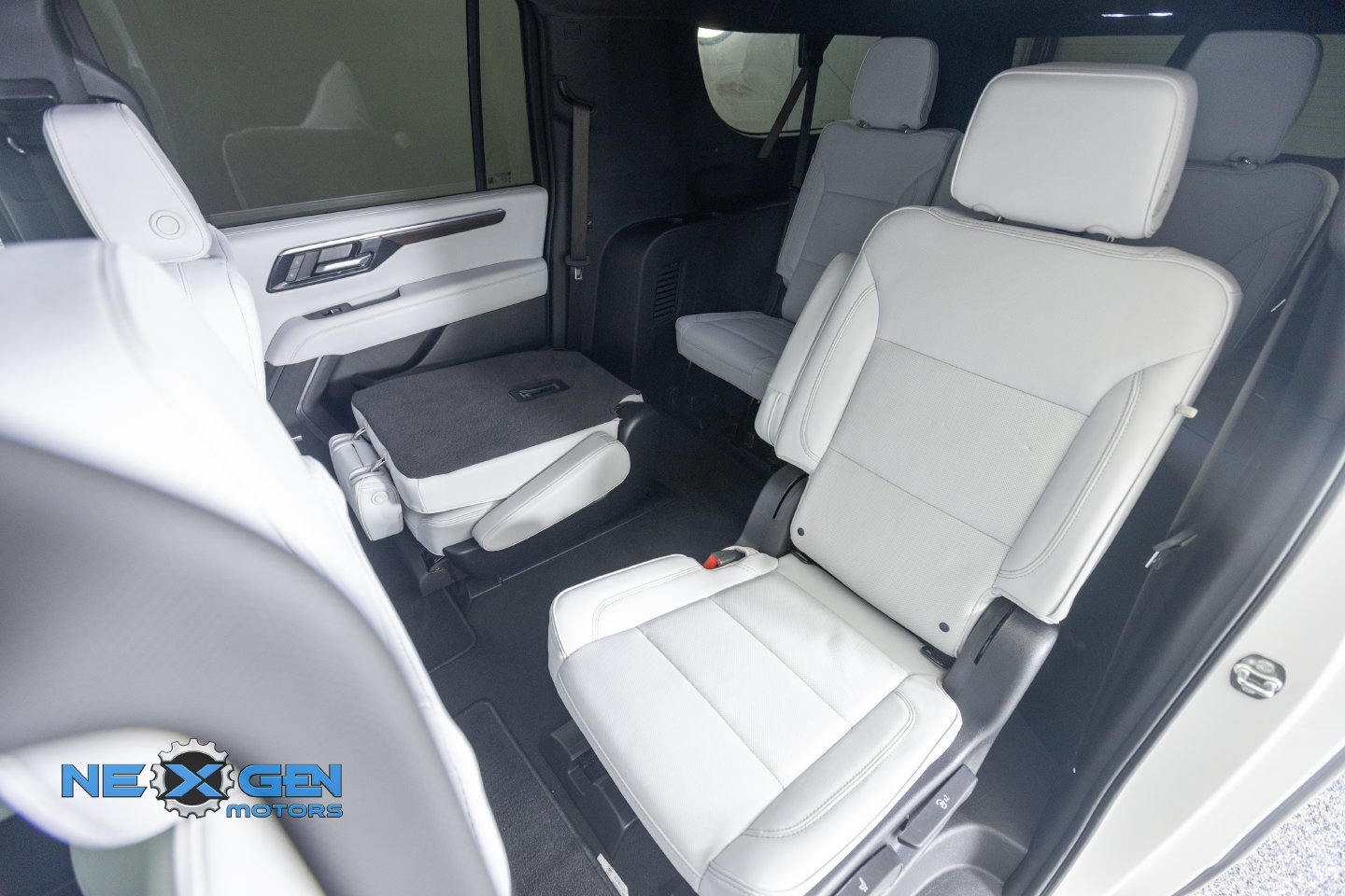Used 2025 Chevrolet Suburban Premier AWD/4WD image 34