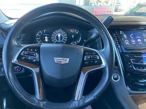 Used 2020 Cadillac Escalade Luxury w/ Escalade Sport Edition AWD/4WD image 17