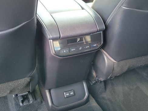 Used 2022 Toyota Highlander XLE AWD/4WD image 13