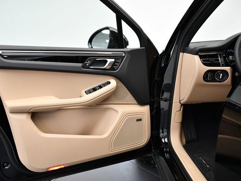 Certified 2025 Porsche Macan image 34