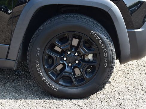 Used 2019 Jeep Cherokee Trailhawk w/ Cold Weather Group AWD/4WD image 4