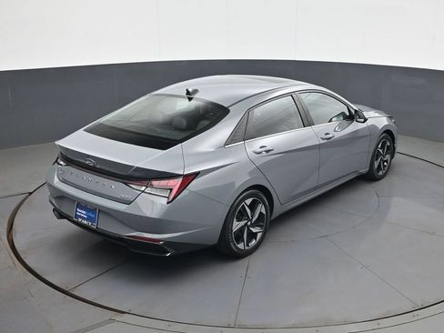 Certified 2021 Hyundai Elantra Limited FWD image 18