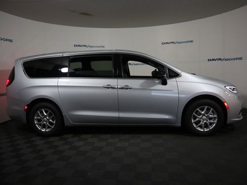 New 2026 Chrysler Pacifica Select image 4