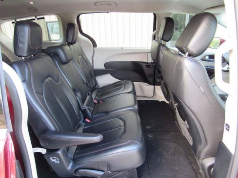 Used 2017 Chrysler Pacifica Touring-L w/ Tire & Wheel Group FWD image 9
