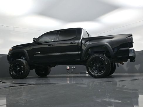 Used 2017 Toyota Tacoma TRD Off-Road w/ Tow Package (A/T) image 18