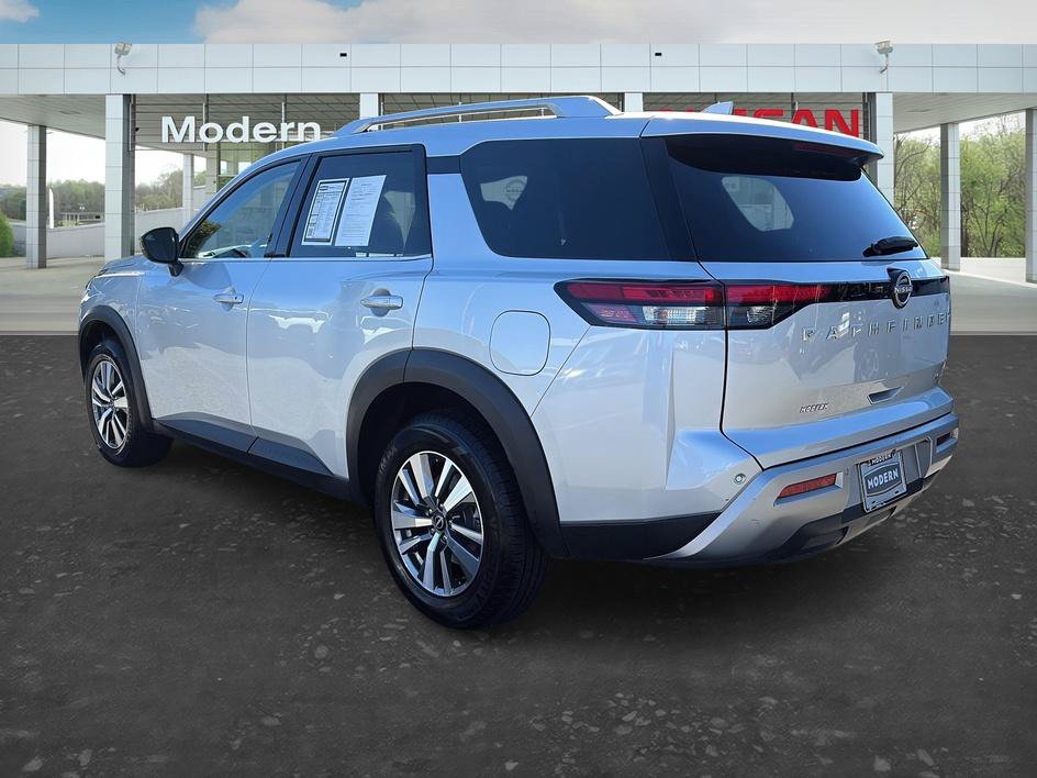 Certified 2025 Nissan Pathfinder SL FWD image 3