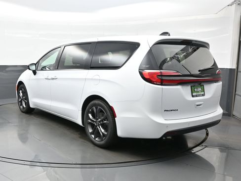 New 2026 Chrysler Pacifica Select image 4