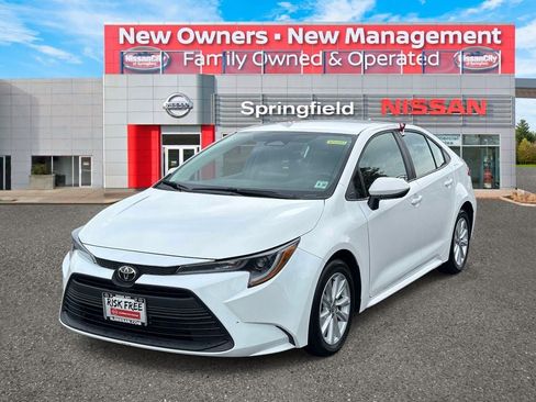 Used 2025 Toyota Corolla LE w/ LE Premium Package FWD image 2