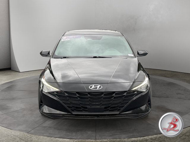 Used 2022 Hyundai Elantra SEL w/ Convenience Package FWD image 2