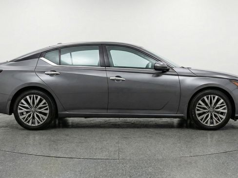 Used 2025 Nissan Altima 2.5 SV image 11