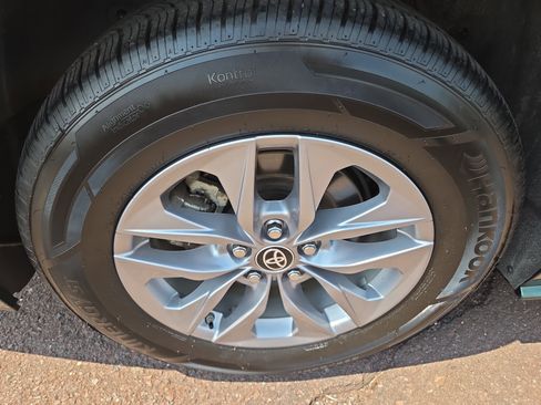 Used 2025 Toyota Sienna LE w/ LE Plus Package AWD/4WD image 10