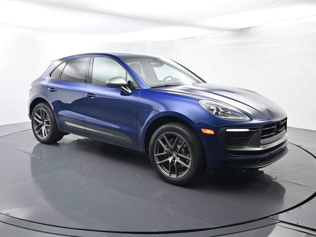 Certified 2025 Porsche Macan AWD/4WD image 17