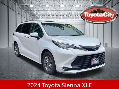 Used 2024 Toyota Sienna XLE FWD image 1