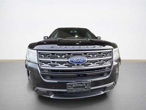 Used 2018 Ford Explorer XLT w/ Equipment Group 202A image 9
