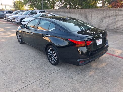 Used 2025 Nissan Altima 2.5 SV FWD image 8