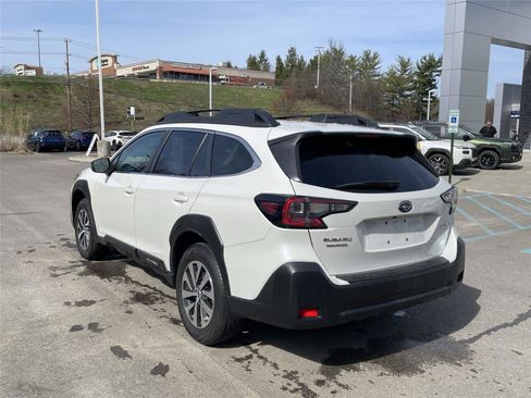 Used 2023 Subaru Outback Premium image 3