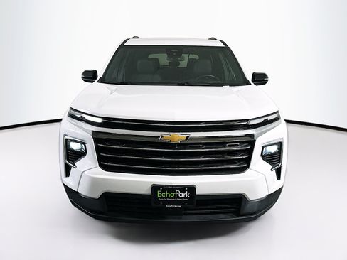 Used 2025 Chevrolet Traverse LT FWD image 2