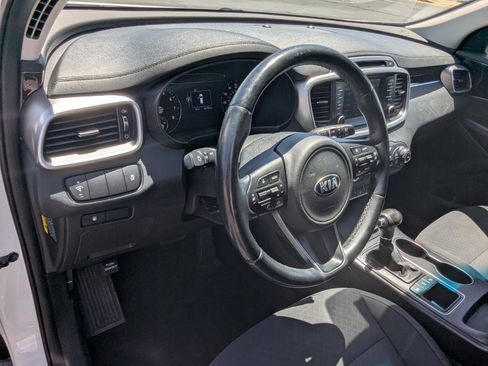 Used 2018 Kia Sorento AWD image 16