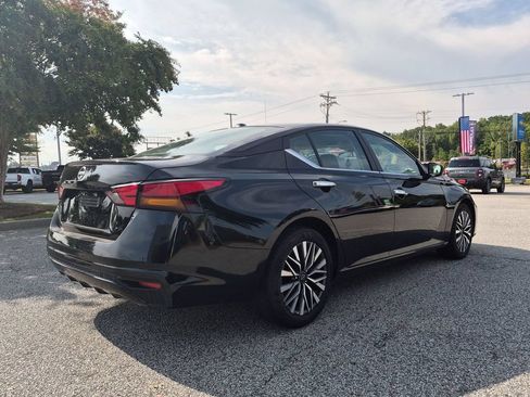Used 2025 Nissan Altima 2.5 SV FWD image 3