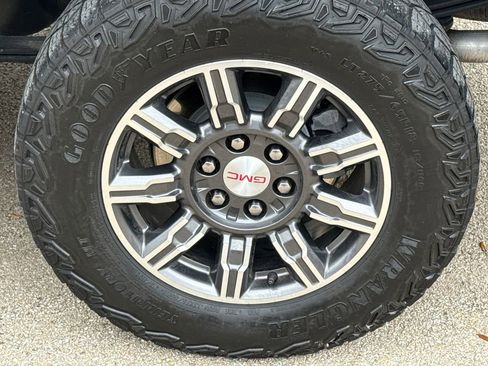 Used 2024 GMC Sierra 1500 AT4 w/ Technology Package AWD/4WD image 11