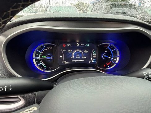 Used 2024 Chrysler Pacifica Limited FWD image 28