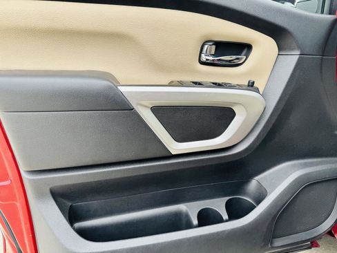 Used 2017 Nissan Titan SV image 11