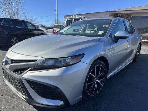 Used 2021 Toyota Camry SE image 3