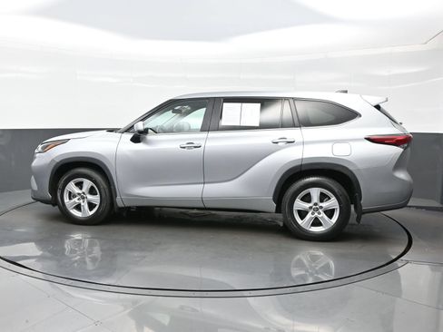 Used 2023 Toyota Highlander LE AWD/4WD image 3