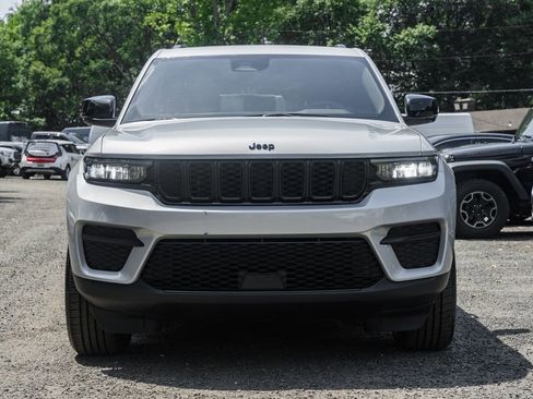 Used 2024 Jeep Grand Cherokee Altitude image 2