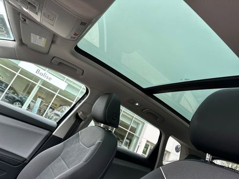 Certified 2024 Volkswagen Taos SE w/ Panoramic Sunroof Package AWD/4WD image 31