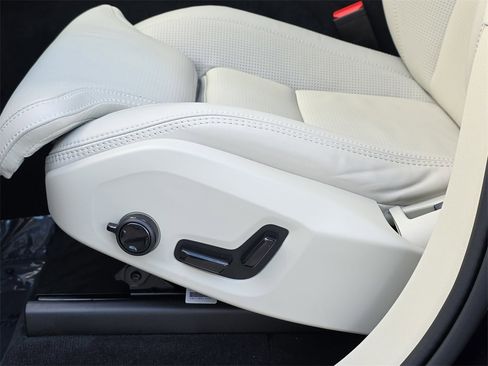 Used 2025 Volvo XC90 B6 Ultra w/ Protection Package Premier image 34