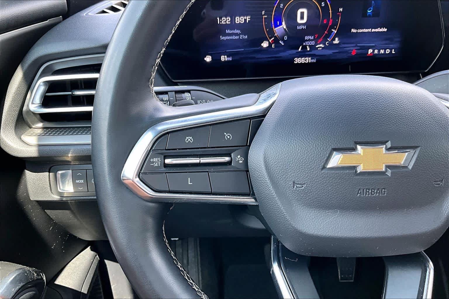 Used 2025 Chevrolet Traverse LT FWD image 23