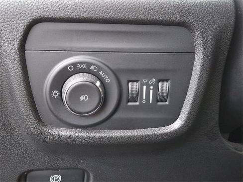 Used 2022 Jeep Grand Cherokee Limited image 27