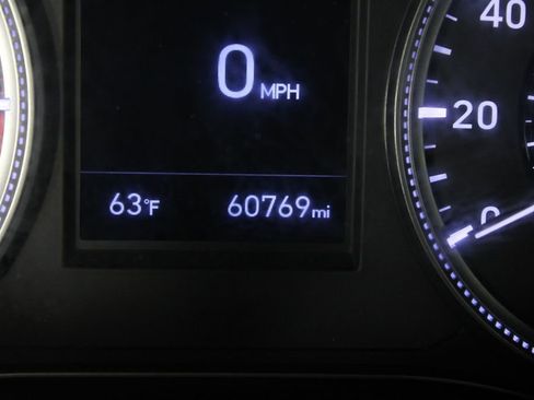 Used 2020 Hyundai Santa Fe SE image 25