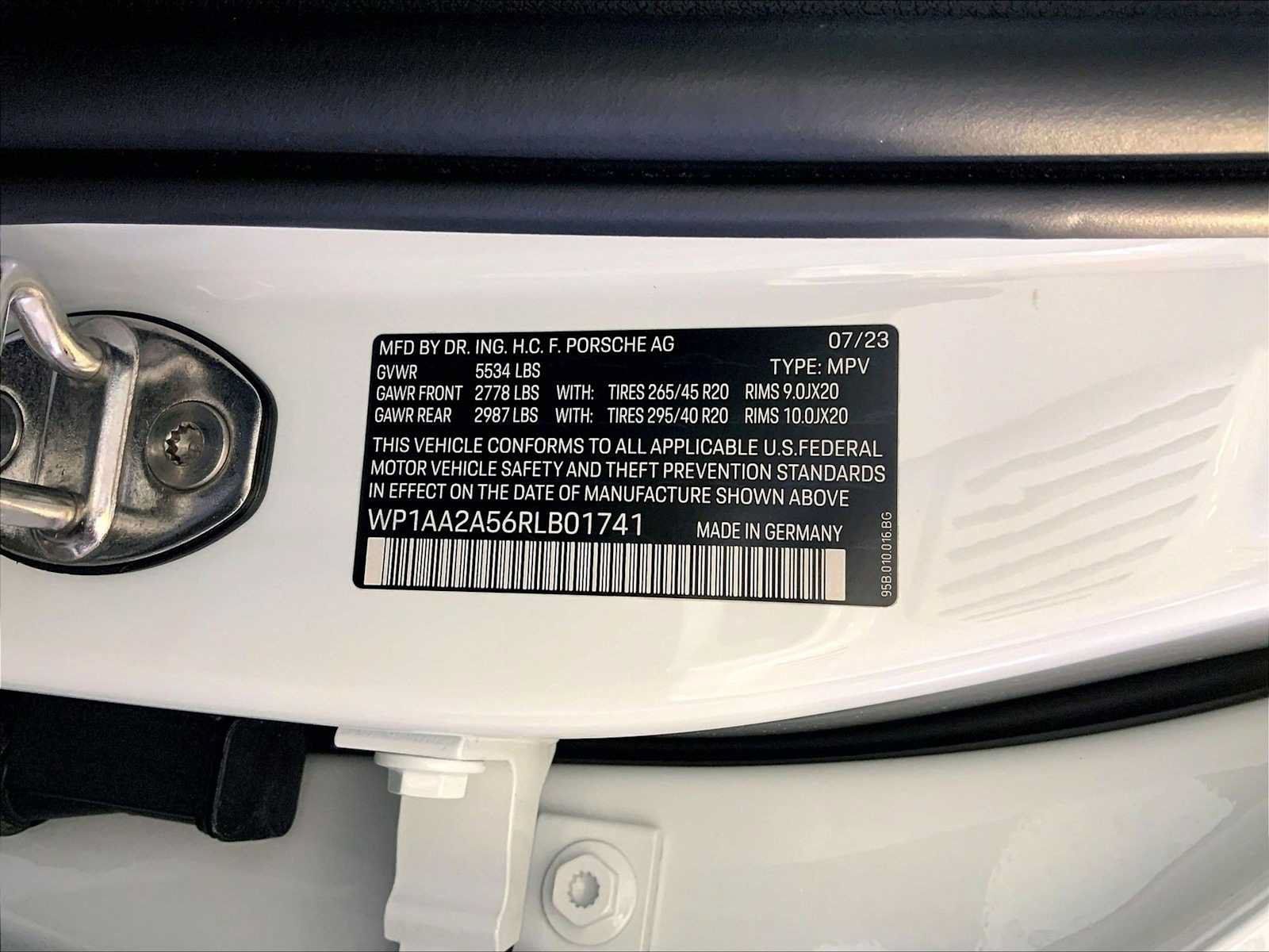 Certified 2024 Porsche Macan AWD/4WD image 36