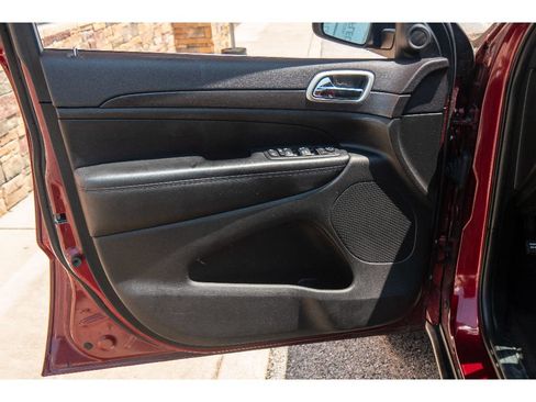 Used 2018 Jeep Grand Cherokee Laredo AWD/4WD image 10
