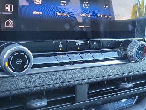 Used 2024 Chevrolet Colorado Trail Boss image 23