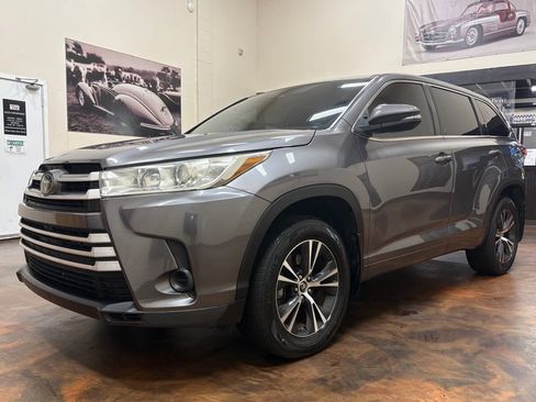 Used 2018 Toyota Highlander LE AWD/4WD image 6