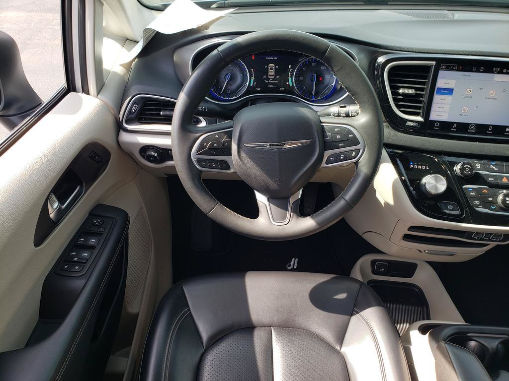 Used 2023 Chrysler Pacifica Touring-L FWD image 16