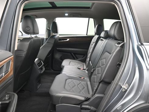 Used 2024 Volkswagen Atlas SE w/ Panoramic Sunroof Package FWD image 31