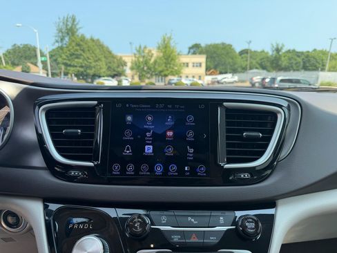 Used 2017 Chrysler Pacifica Touring-L FWD image 14