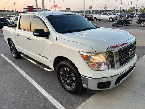 Used 2018 Nissan Titan SV AWD/4WD image 3
