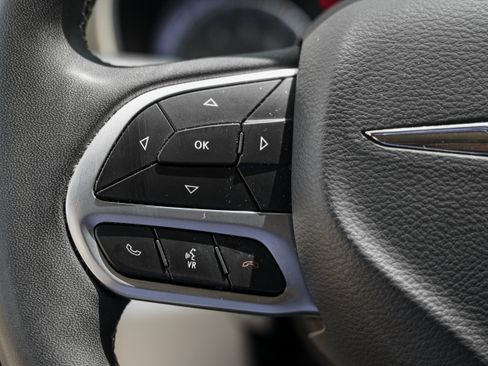 Used 2024 Chrysler Pacifica Touring-L FWD image 16